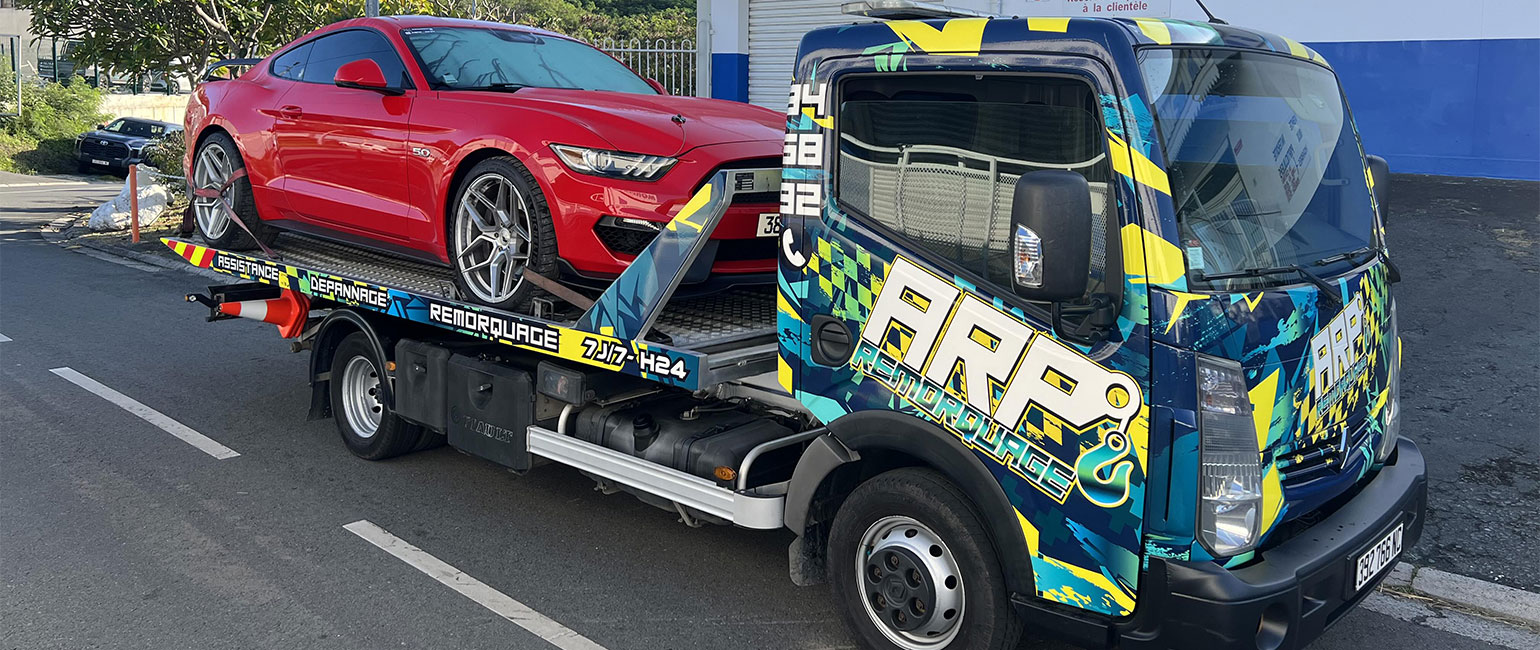 voiture fixée sur remorque à Nouméa
